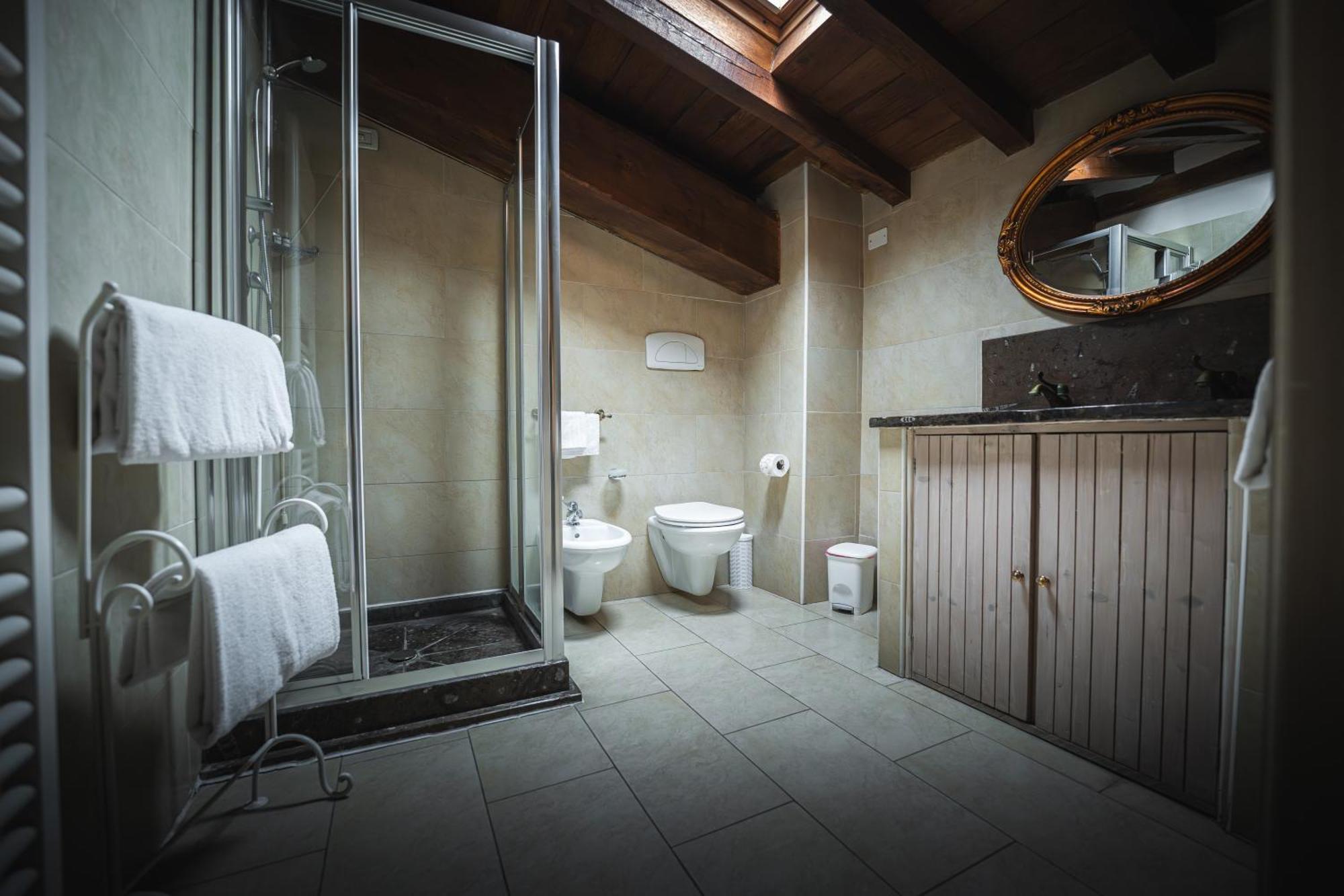 Hotel La Tavola Rotonda Cortemaggiore Habitación foto