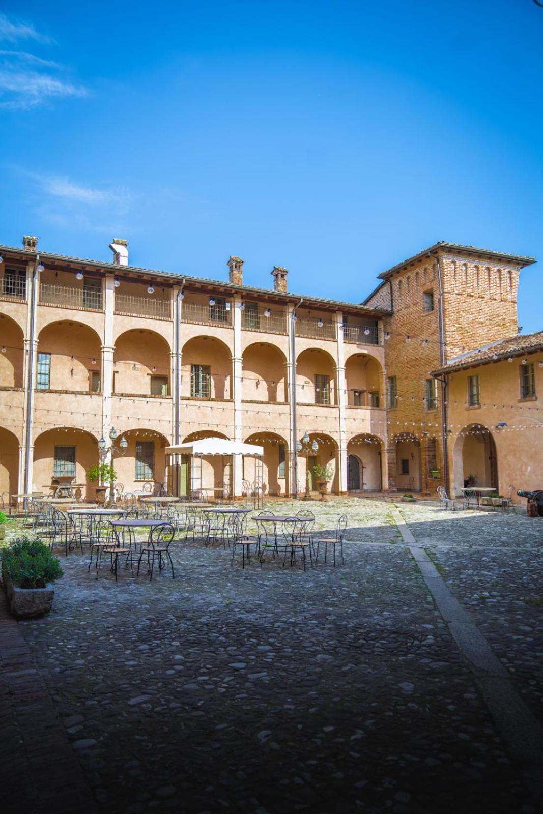 Hotel La Tavola Rotonda Cortemaggiore Exterior foto